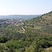 Nach einem Bergrücken öffnet sich die Landschaft auch Richtung Westen