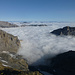 Ankunft auf dem mittleren Gratabschnitt oberhalb P. 3008: prächtiges Nebelmeer, aus dem rechts der Innere Fisistock, links der Lohner und dazwischen Allme- und Niesegrat herausragen