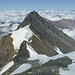 Abstieg über den z.T. ausgeaperten WNW-Grat zum Sattel 3558, darüber z.Z. ebenfalls felsig der Aufschwung P. 3564 und der Gipfel des Altels