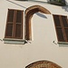 Vestigia di finestre medioevali in un palazzo di via Giovanni Battista Piatti.