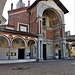 Basilica di Santa Maria Nuova. Il grande pronao venne aggiunto al quadriportico per riparare l'affresco della Madonna con Bambino, opera della Scuola degli Zavattari, ritenuto miracoloso.