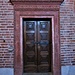 Una porta della chiesa con decorazioni di stile toscano dovute a maestranze di Sesto Fiorentino operanti ad inizio '600.