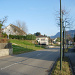 Strasse in Zullwil (Postauto), im Hintergrund Riedberg und Aletenchopf.