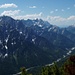 rechts hinten, die Soierngruppe; in der Bildmitte: Östliche Karwendelspitze und die Vogelkarspitze
