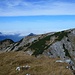 Blick von der Vorderen Kesselschneid zur Pyramidenspitze und ins neblige Alpenvorland
