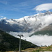 Schweizer Fahne und grandiose Sicht auf die 4000er : Die Seilbahn hat mich aus dem wolkenverhangenen Tal in die Sonne bei Kreuzboden gebracht.