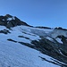 bis zum Col du Pigne laufen wir im Schatten hoch - erste Gipfelspitzchen sind erst von der Sonne beschienen