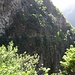 Ausblick auf den weiteren Verlauf der Levada, welche in die Felswand geschlagen wurde.