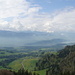 Panorama: Linthebene - Zürichsee; etwa in der Bildmitte sind Gross und Chlin Aubrig zu erkennen