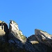 In den engen Alpstein-Tälern bewegt man sich um diese Jahreszeit lange im Schatten. Die ersten Sonnenstrahlen erreichten uns an den Hütten von Sprüng