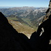 Tiefblick vom schattigen Col Le Tarent-La Para hinunter nach dem noch weiten L'Etivaz...darüber rechts die Gummfluhgruppe, in der Mitte am Horizont die Vanil Noir Kette
