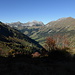 Auf dem Rückweg vor dem Pas de Sazième: links der Weg nach La Molaire, unten das Tal von La Tornette, über dem bereits herbstlich gefärbten Herbstlaub rechts das Witteberghore, in der Mitte die Gummfluh