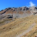 Piz Cavel (2945,5m), ein typischer Bündner Geröllgipfel über Alpweiden. Den  einzigen Grund diesen Berg zu besteigen ist die weite Aussicht, da er eine grosse Schartenhöhe aufweist.

Links ist die Fuorcla da Ramosa (2649m) welche ich ansteuerte. Noch waren es aber sicher fast 300 Höhenmeter bis in die Lücke.
