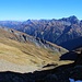 Panoramablick unterhalb der Fuorcla da Ramosa über den langen Aufstieg vom Weiler Puzzatsch (1667m) den man weit unten knapp erkennen kann. Links ist der Piz da Vrin (2564m), am Horizont über dem Tal Lumnezia dominiert der Piz Aul (3121,4m).