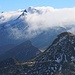 Die Höhe vom Nachbargipfel Piz Tgietschen (2857,6m) war erreicht. Dahinter thront der Riese Piz Terri (3149,3m) und dazwischcen sind die kleinen Berge Piz Ner (2691m) und Piz Stgir (2711,7m).