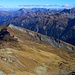 Piz Cavel (2945.5m):

Gipfelaussicht über die weiten Alpweiden über die ich von Puzzatsch (1667m) aufgestiegen bin. Gegenüber liegt der Piz da Vrin (2564m) und rechts mit der Wolke ist der Piz Aul (3121,4m).
