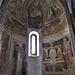 Gli affreschi dell'abside. Nella mandorla in alto un Cristo in trono attorniato dai simboli dei quattro Evangelisti. 