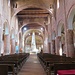 L'interno di Santa Maria Maggiore a tre navate con impianto a croce latina non ortogonale e copertura a capriate della navata centrale. La struttura originaria è stata messa in luce dai restauri.