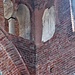 Accanto ad una delle bifore degli archi trasversali si trova una decorazione in stucco probabilmente facente parte di un ciclo decorativo che ornava l'intero claristorio.