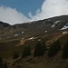 Bei der Alp Vordere Stafel zeigen sich der Schrundbalm  (2035m) und Hohbiel (2037m) besoners schön. Als ich die Berge eine Woche zuvor im Dauerregen überschreitete, waren sie stets in Wolken und Nebel gehüllt.