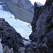 Abstieg durch den wenig einladenden Kamin auf die Geröllterasse - es folgen noch weitere 1600 hm Abstieg und zehn Kilometer Wegstrecke... 