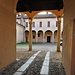 La corte d'ingresso della villa del castello di Gambolò.