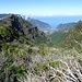 Auf dem Höhenweg angekommen kann man die Aussicht in die Nordhälfte Madeiras geniessen. Im Hintergrund erkennt man die Ortschaft São Vicente.