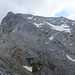 Bereits im Abstieg Richtung Arzlochscharte, über die Arzlochscharte und die Grashänge in der Bildmitte unten ist der Zustieg in den Nordgrat (s. https://www.bergsteigen.com/touren/klettern/grosser-priel-nordgrat/)