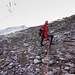 Abstieg am schuttbedeckten obersten Teil des Gletschers
