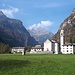 <b>Sonogno (918 m).
La Valle Verzasca è la più visitata delle valli ticinesi: giorno dopo giorno, tra maggio e ottobre vi giunge un flusso turistico impressionante.</b>