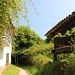 vorbei an typisch asturischen Häusern