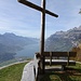 Kreuz und Bänke beim Aussichtspunkt bei Verachta