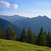 Die Schau von der Dürrenberger Alpe zu den südwestlichen Ammergauer Alpen.