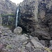 Dieser kleine schöne Wasserfall wird beim Aufstieg zum Tizi n'Aguelzim passiert