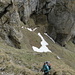 Lena im Abstieg zur Altenalp - Dem grösseren Schneefeld unten wichen wir von hier aus gesehen rechts aus. Darunter ist dann wieder der Zickzack-Weg zu erkennen und das Gelände wird dort etwas weniger steil.