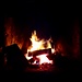 Einsame besinnliche Stunden am Abend in der Hütte vor dem Feuer. 