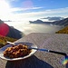 Frühstück auf der Alpe di Ribia. Einsam, still, warm für einen späten Oktobermorgen auf 2000 Metern, idyllisch, paradiesisch - Balsam für die Seele.