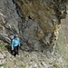 Lena im Abstieg zur Altenalp - um diesen Fels geht es herum