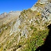 Ein Blick zurück auf den Weg der von Ribia zur Alpe Albezzona führt. Der Weg geht oberhalb des abgestorbenen Baums durch.