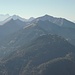 Berge im nördlichen Karwendel, im Hintergrund die Zugspitze