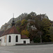 Die Kurvenkirche in Sankt Wolfgang, im Hintergrund die Holzflue.