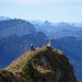 Blick vom Säntisblick zum Gipfel, wo zwei Wanderer rasteten.<br />Hinten Mythen usw.