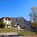 Località Monti di Gottro con dietro il Monte Grona.
Qui si svolta a sinistra e si prosegue sulla strada sterrata pianeggiante.