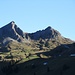 die Gipfel im NW oberhalb der Druesberg-Hütte bereits von der Sonne angestrahlt