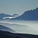 Blick in südöstliche Richtung; links der Sextener Dolomiten mit Dreischusterspitze die Südlichen Karnischen Alpen