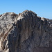 Corno Grande-Vetta Orientale - Blick von östlichen zum neun Meter höheren, westlichen Corno Grande-Gipfel, Vetta Occidentale. Dort herrscht mittlerweile schon reger Andrang.