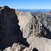 Corno Grande-Vetta Orientale - Ausblick am Gipfel. Links ist die Vetta Occidentale zu sehen. Im großen Kessel Calderone sind "Reste" des gleichnamigen Gletschers zu sehen (zwei Eisfelder, ein weiteres ist verdeckt). Am rechten unteren Bildrand ist auch die große Moräne zu erahnen.