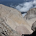 Corno Grande-Vetta Occidentale - Tiefblick in Gipfelnähe. Zu erkennen ist u. a. das obere Eisfeld, Rest des Ghiacciaio del Calderone, weiter unten auch die Moräne.