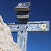 Corno Grande-Vetta Occidentale - Blick zum Gipfelkreuz auf dem höchsten Berg des Apennin. Ein größerer Bildausschnitt hätte keinen Sinn gemacht, da auch dann auf Grund des großen Andrangs nicht mehr Fels zu sehen gewesen wäre ;-).