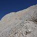 Im Abstieg von der Vetta Occidentale (Normalweg) - Rückblick. Hinter der zweiten Hälfte unserer "Wandergruppe" ist das zerfurchte Gelände zu erahnen, durch das die Route zum Gratrücken führt. An der dortigen Felsschulter haben wir im Aufstieg auch gerastet.